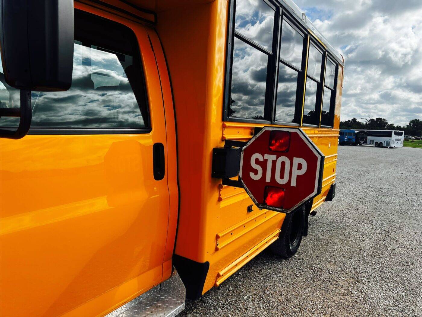 OM 1719344876179 mini bus