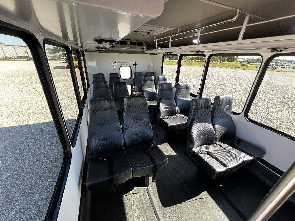 8d5f47b6 0d6d 47d4 aa01 64c362e77166 mini bus